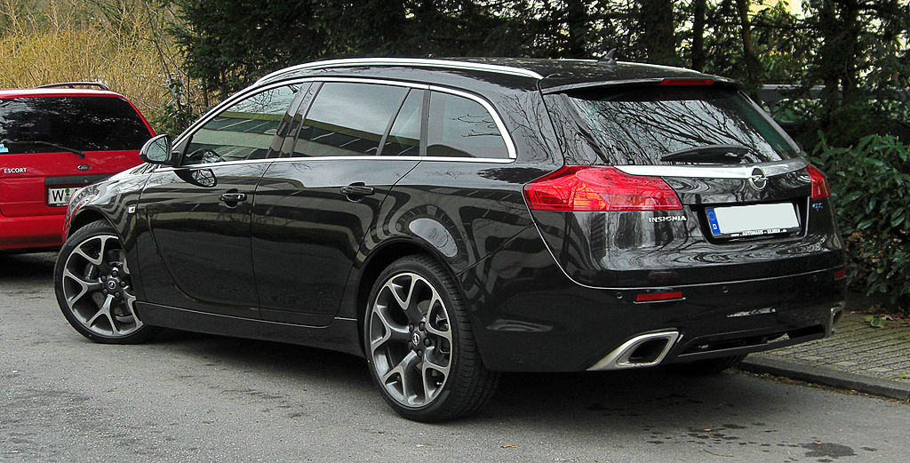 1024px-Opel_Insignia_Sports_Tourer_OPC_–_Heckansicht,_13._März_2011,_Wuppertal