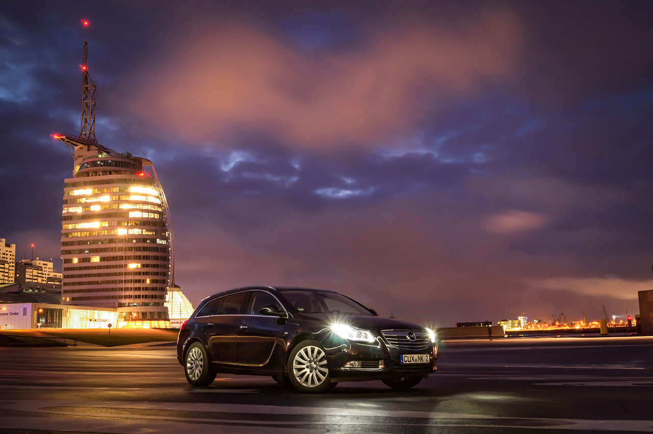 Mein Insignia vor der Skyline von Bremerhaven