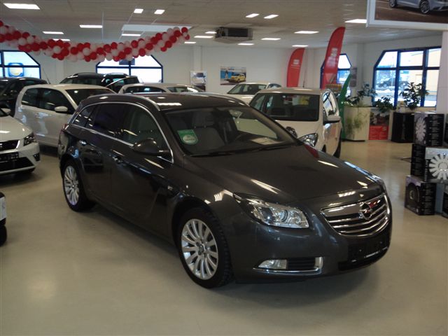 Opel Insignia Cosmo (Opel Insignia - Sports Tourer)