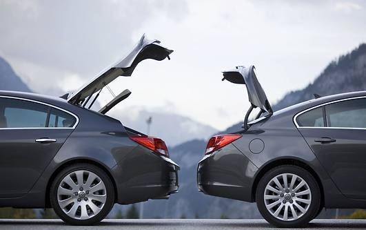 Insignia 4 Türer neben einem Insignia 5 Türer