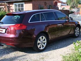 VERY BERRY RED Insi (Opel Insignia - Sports Tourer)